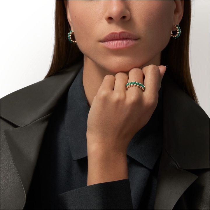 「クラッシュ ドゥ カルティエ」（PG×グリーンアゲート）リング￥1,056,000 イヤリング￥1,557,600