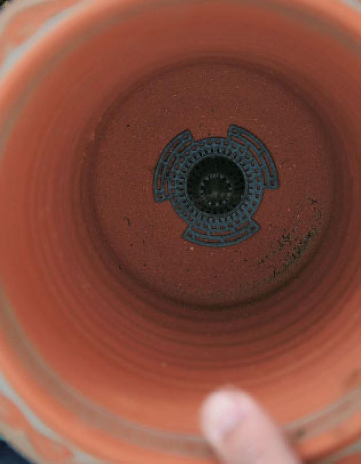 【５】植えつける鉢底に、立体型の鉢底用ネットを敷きます。