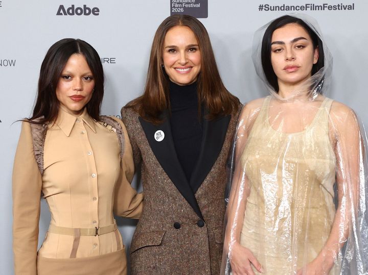 サンダンス映画祭に登場した（左から）ジェナ・オルテガ、ナタリー・ポートマン、チャーリー・XCX （C）AFLO width=