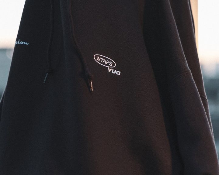 ドライ感に優れたUSAコットンのヘビーウェイト生地を使用したTシャツおよびロングスリーブTシャツに加え、表面を高密度に編み立て、適度なハリとコシを生み出した肉厚な裏起毛スウェット素材 「Super Fleece」 を採用したクルーネックスウェットシャツ、フーデッドスウェットシャツ、スウェットパンツの全5型がラインナップする。