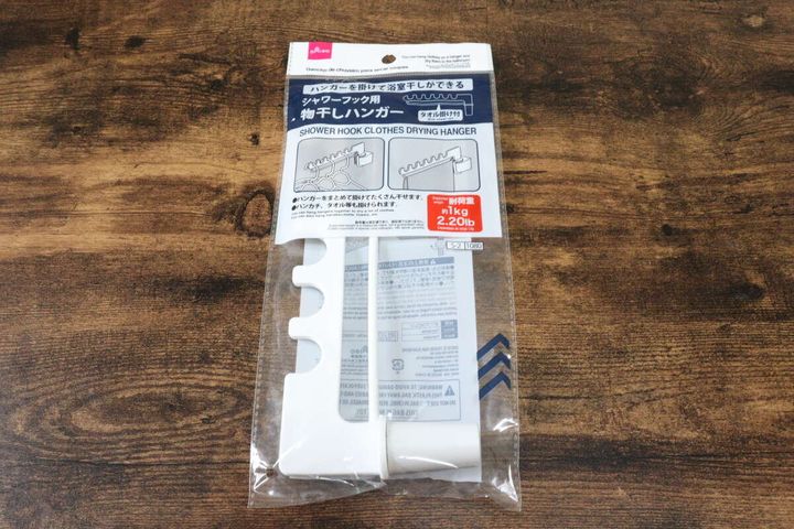 ダイソーのシャワーフック用物干しハンガー（タオル掛け付）のパッケージ