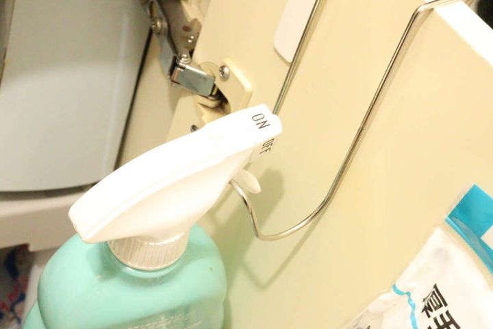 ステンレスキッチン下扉用スプレーホルダー 使用例