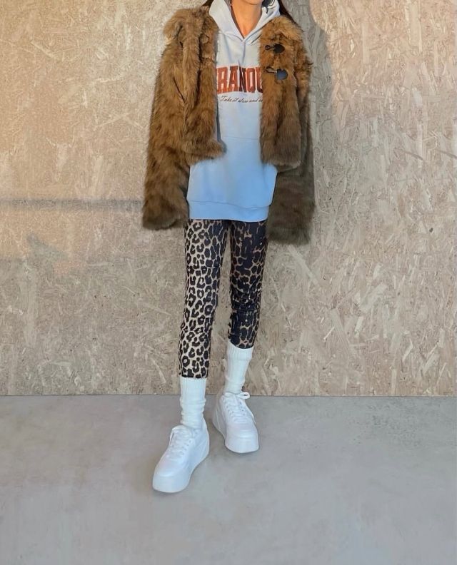 刺繍ロゴパーカー