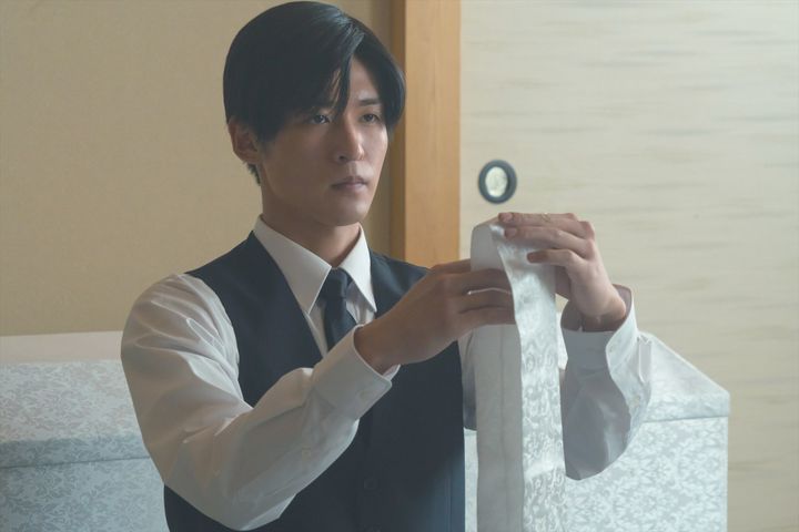 映画『ほどなく、お別れです』“納棺の儀”所作シーン場面カット （C）2026「ほどなく、お別れです」製作委員会 （C）長月天音／小学館 width=