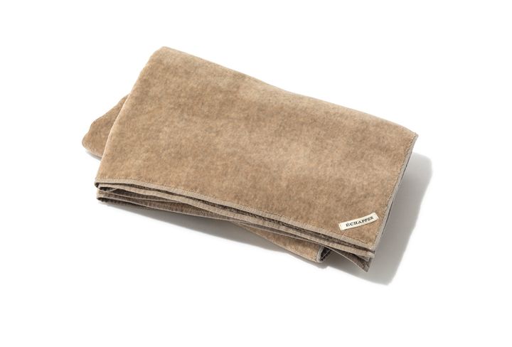 ソフトな肌触りのヤクの毛をコットンにブレンドした糸で織られたブランケット。