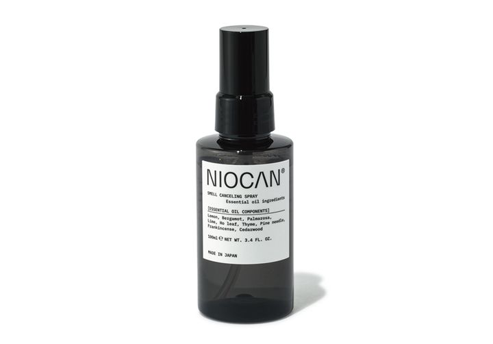 強い香料でニオイを抑えるのではなく、天然精油の力で無臭空間を作り上げる消臭除菌スプレー。