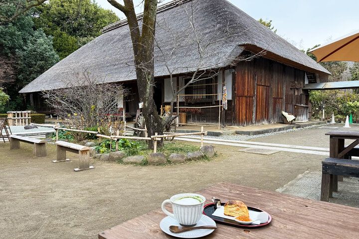 築300年の茅葺屋根の古民家でレトロなティータイム。足柄「あしがり郷