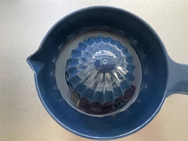 ダイソー フルーツ絞り器 シンプルな構造