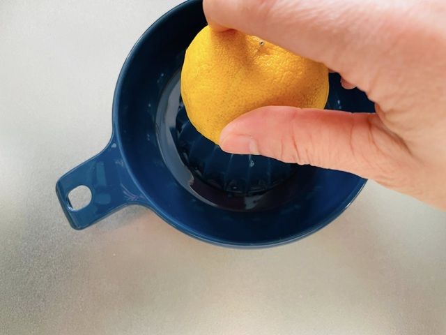 ダイソー フルーツ絞り器 少ない力で絞れる