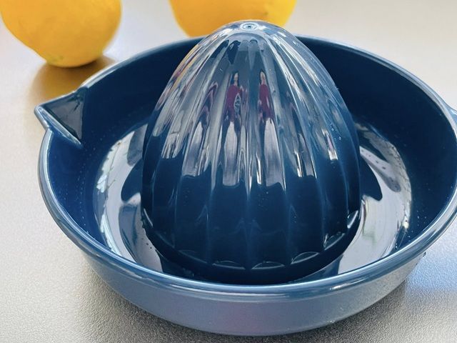 ダイソー フルーツ絞り器 山型