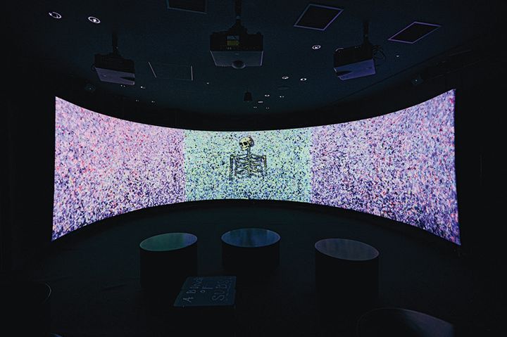 スクリーンに360度広がった没入型の映像空間では、絵が動き出し、数々のモチーフの意味も明確になる。