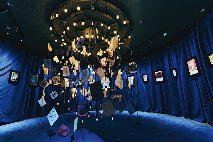 素材に段ボールやプラスチックなども使った試行錯誤の跡が残る作品の数々。