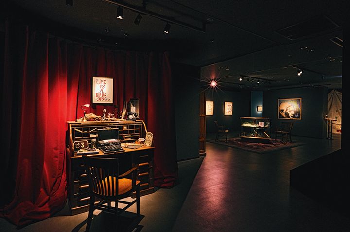 ジョニー・デップが実際に自室で愛用しているデスクも展示。来場者なら誰でも実際に座ってOK。