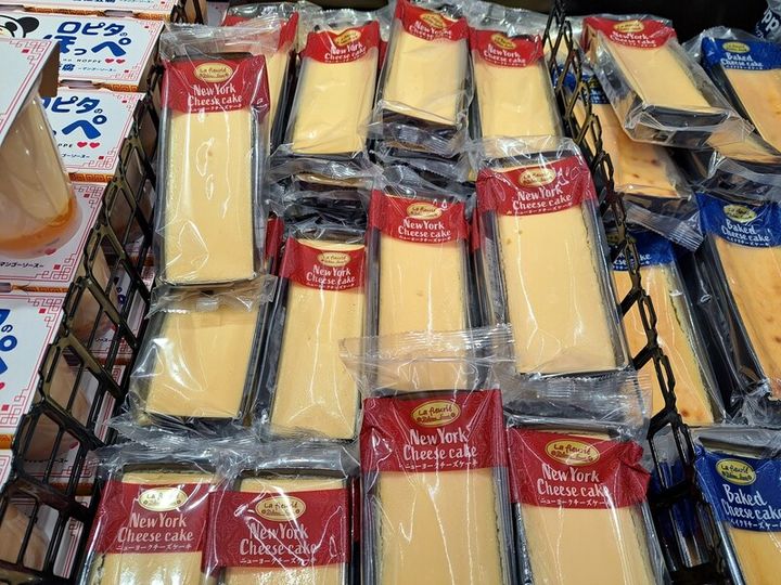 ロピアの「ニューヨークチーズケーキ」（左）、「ベイクドチーズケーキ」（右）