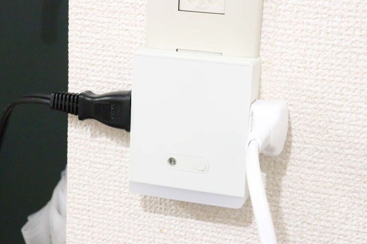 ダイソーのナイトライト付 2個口スクエアタップにプラグを挿す
