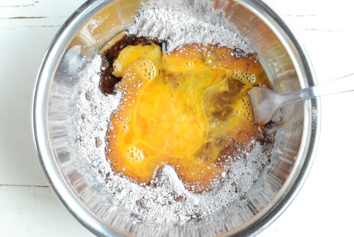 卵、水、サラダ油を加えさらに混ぜ合わせる。