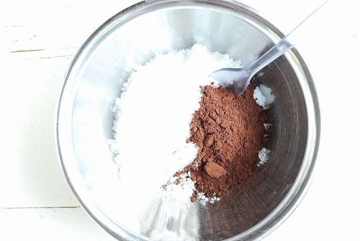 ボウルに粉類の材料を入れ、フォークでよく混ぜ合わせる。