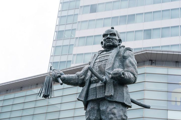 静岡駅前に立つ徳川家康像、2025年8月