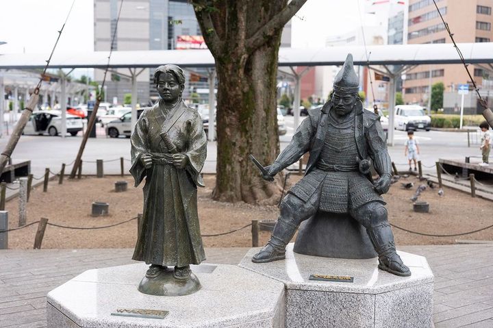 静岡駅の竹千代（徳川家康）像と今川義元像、2025年8月