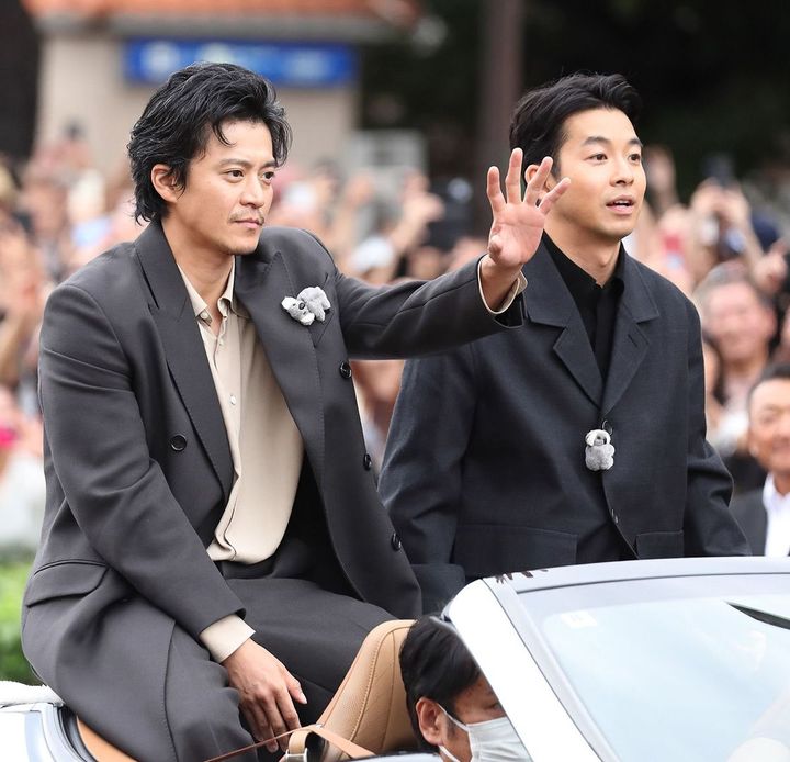 名古屋まつりでのNHK大河ドラマ「豊臣兄弟！」織田信長役・小栗旬（左）と豊臣秀長役・仲野太賀。2025年10月19日、名古屋市