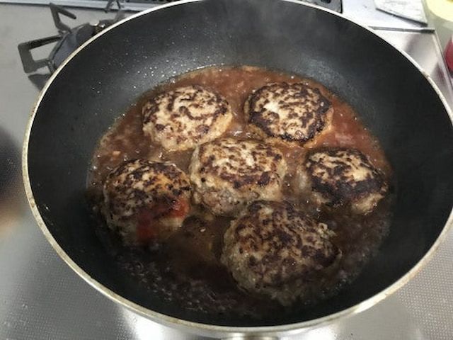 山本ゆりさんの「やわらか煮込みハンバーグ」レシピ