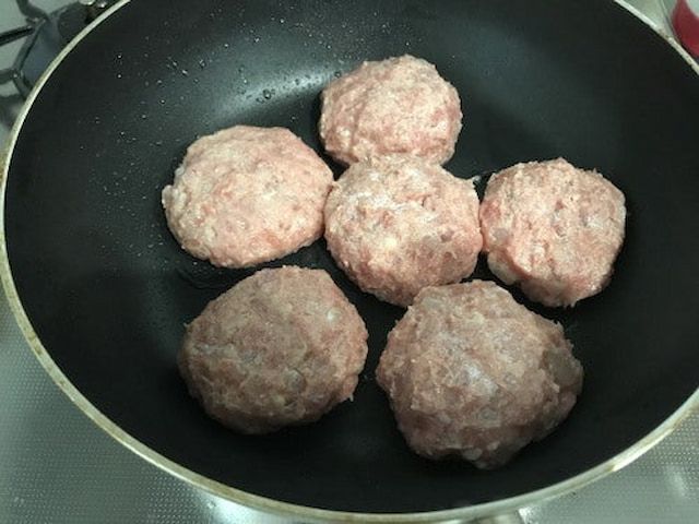 山本ゆりさんの「やわらか煮込みハンバーグ」レシピ