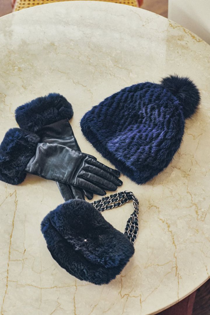 存在感のあるファー素材で着こなしを華やかに