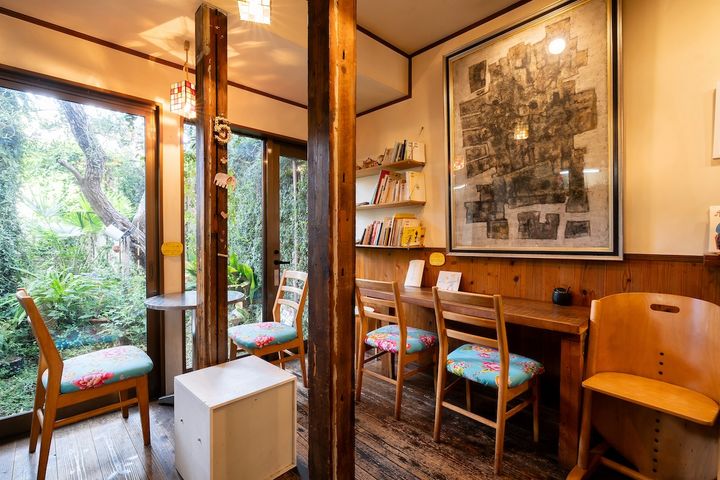 中庭を眺めながらくつろげる喫茶スペース
