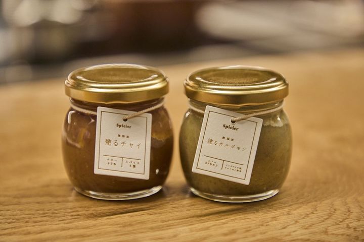 「塗るチャイ」1380円（左）、「塗るカルダモン」1480円（右）