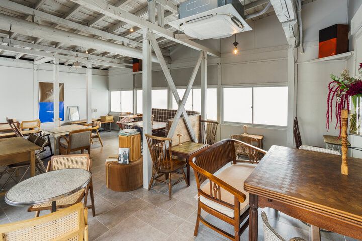 山形「Tsuki Coffee」のモダンな空間で、自家焙煎コーヒーと焼き菓子をいただきひと休み