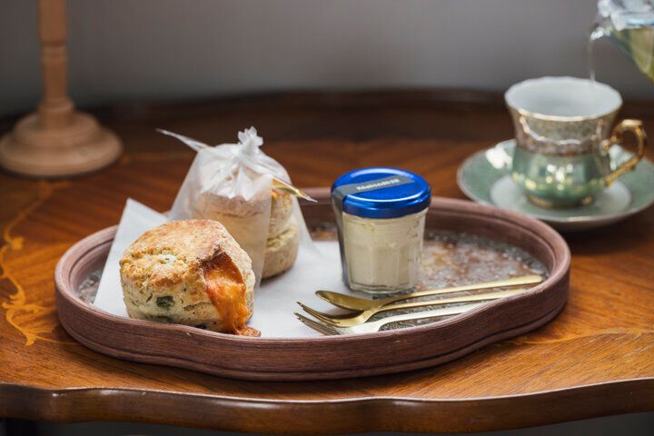 山形「Tsuki Coffee」のモダンな空間で、自家焙煎コーヒーと焼き菓子をいただきひと休み