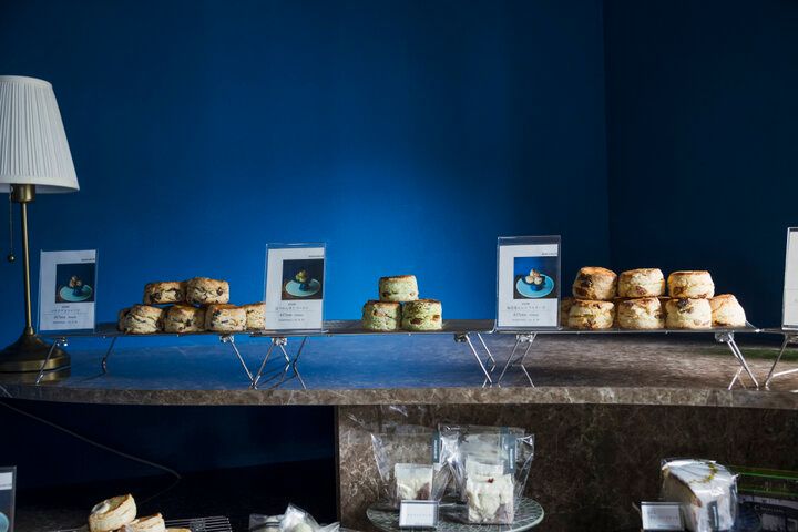 山形「Tsuki Coffee」のモダンな空間で、自家焙煎コーヒーと焼き菓子をいただきひと休み