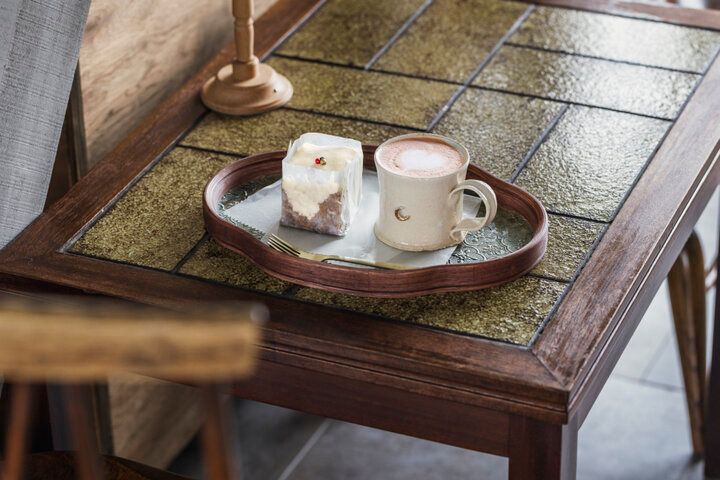 山形「Tsuki Coffee」のモダンな空間で、自家焙煎コーヒーと焼き菓子をいただきひと休み