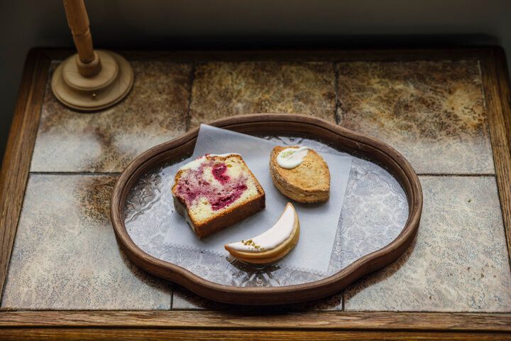 山形「Tsuki Coffee」のモダンな空間で、自家焙煎コーヒーと焼き菓子をいただきひと休み