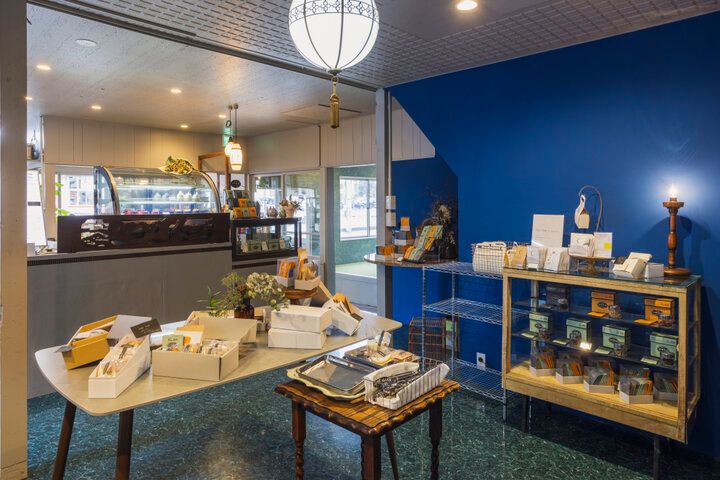 山形「Tsuki Coffee」のモダンな空間で、自家焙煎コーヒーと焼き菓子をいただきひと休み