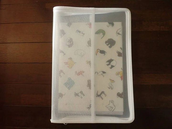 DAISO(ダイソー)：B4ジッパーファイル(ホワイト、ポケット付)