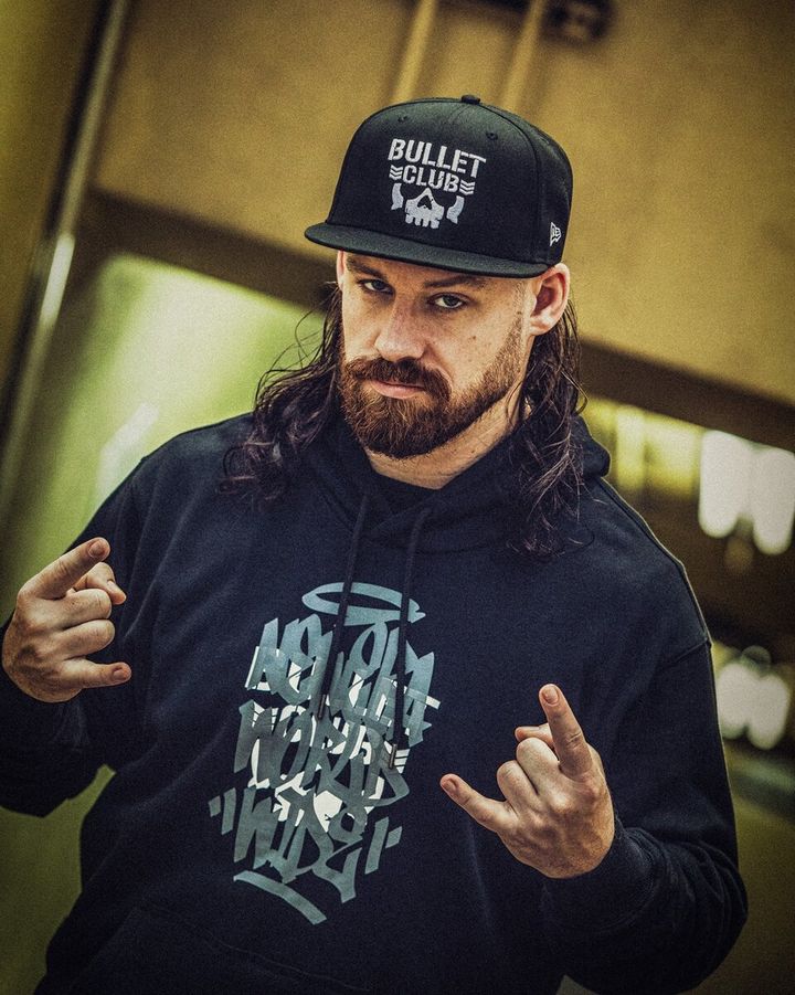 本コレクションでは同団体の人気レスラー・エルデスペラードと、人気ユニット・BULLET CLUB にフィーチャー。エルデスペラード、デビッドフィンレーの 2 名をモデルに起用したキービジュアルも用意されている。