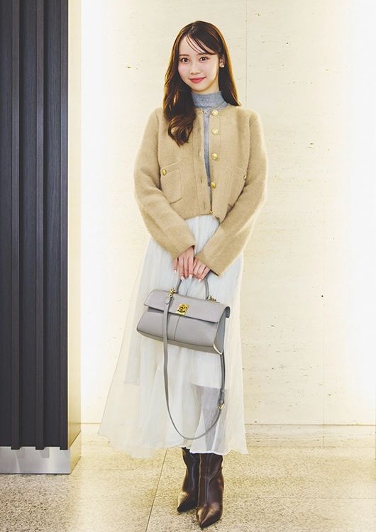 ニットのやわらかさとシフォンでほどよくフェミニンに