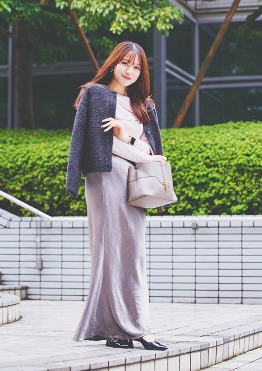 くすみカラーに黒ラメジャケットで華やぎをプラス