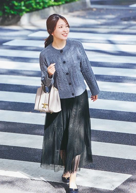 落ち着いたコーデの中にも華やかさを忘れずに