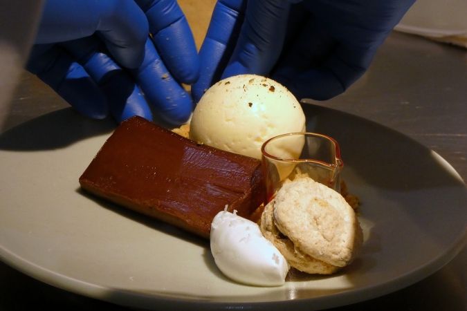 yolch デザート盛り付けシーン