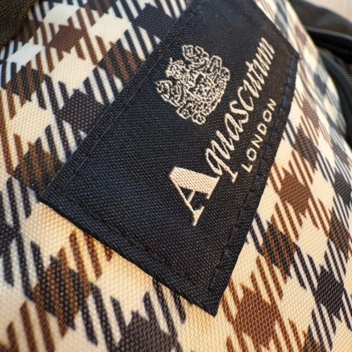 織りのブランドタグで大人女子も納得の高級感