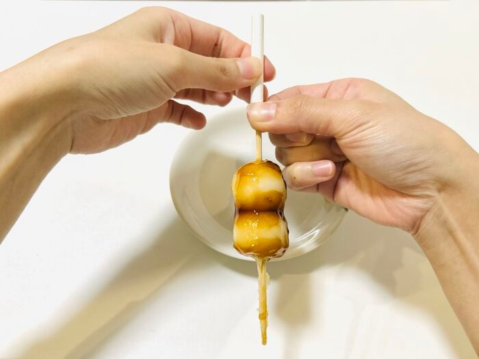 食べづらい『串だんご』を上手に食べる方法。こうすれば喉に刺さらず、口の周りもベタベタになりませんよ♪