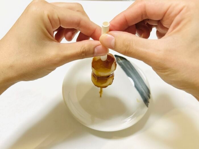 食べづらい『串だんご』を上手に食べる方法。こうすれば喉に刺さらず、口の周りもベタベタになりませんよ♪