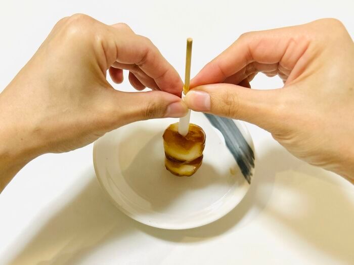 食べづらい『串だんご』を上手に食べる方法。こうすれば喉に刺さらず、口の周りもベタベタになりませんよ♪