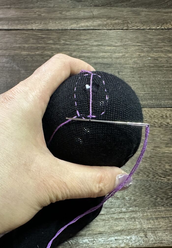 穴あきセーター、捨てないで！まさかの〈ガチャガチャ〉で直すおしゃれ補修術に挑戦してみた♪