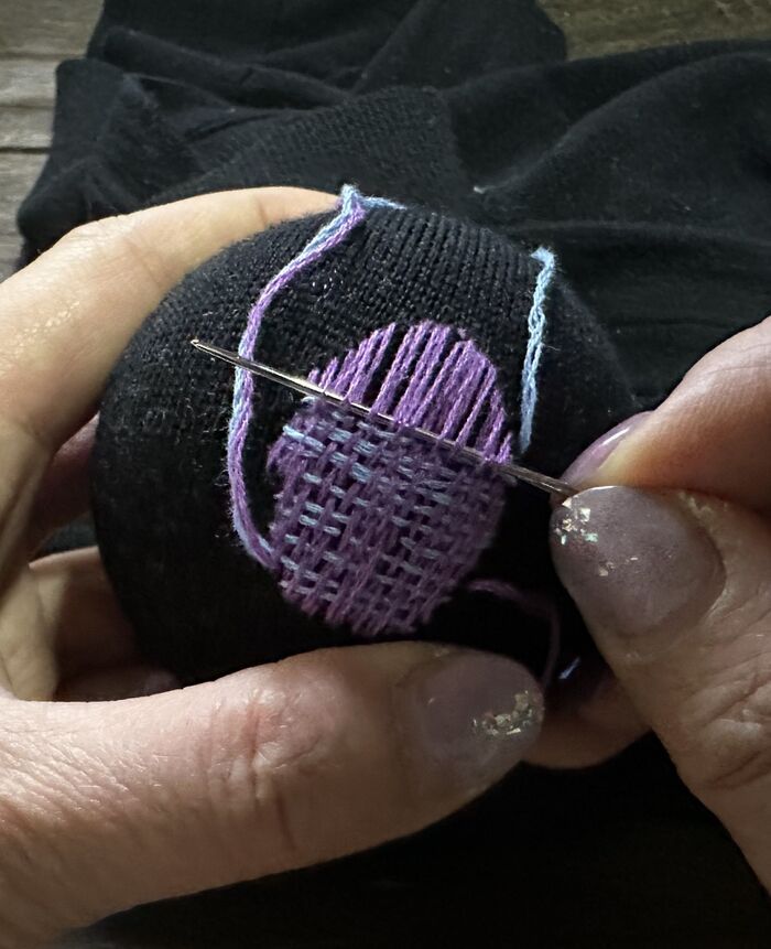 穴あきセーター、捨てないで！まさかの〈ガチャガチャ〉で直すおしゃれ補修術に挑戦してみた♪