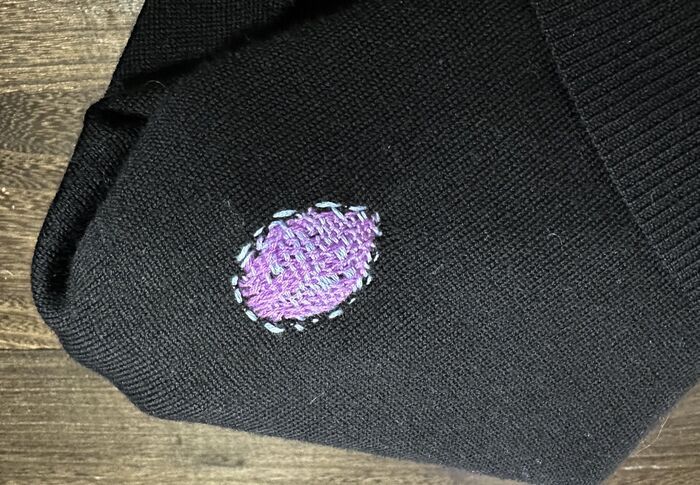 穴あきセーター、捨てないで！まさかの〈ガチャガチャ〉で直すおしゃれ補修術に挑戦してみた♪