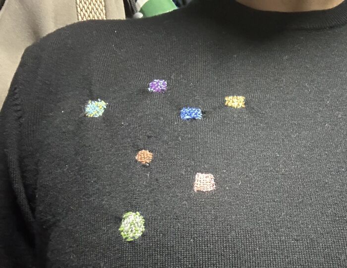 穴あきセーター、捨てないで！まさかの〈ガチャガチャ〉で直すおしゃれ補修術に挑戦してみた♪