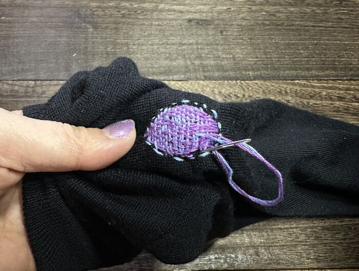 穴あきセーター、捨てないで！まさかの〈ガチャガチャ〉で直すおしゃれ補修術に挑戦してみた♪